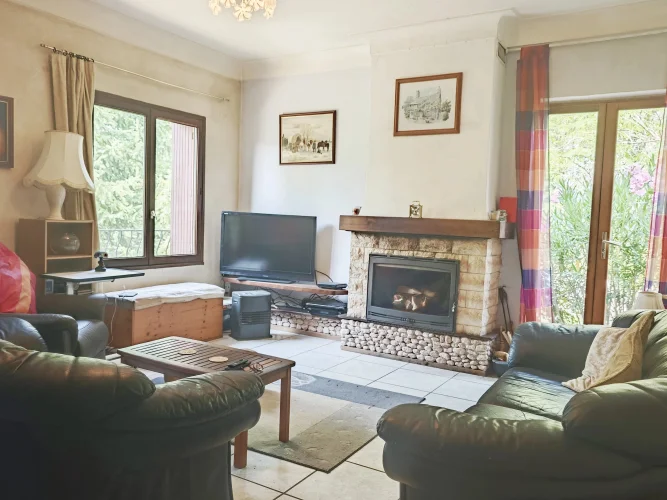 Detached 3-Bedroom Home with Large Garden – Walking Distance to Amenities photo 3