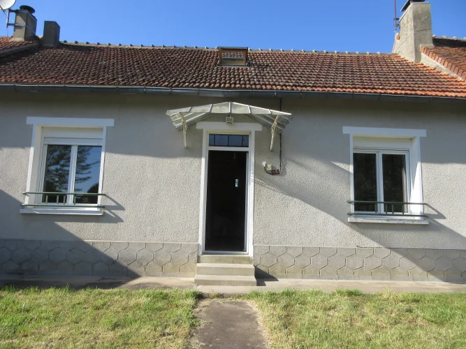 Super Bright Hamlet House with Adjoining Barn!