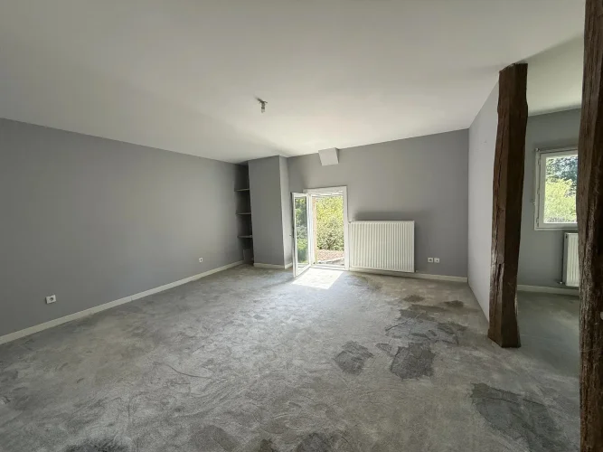 Large Five-Bedroom Family Home with Garden photo 4