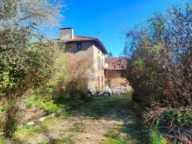 Charming 2-Bed Stone Village House with 8,500 m² Garden, Oradour-Sur-Vayres photo 2