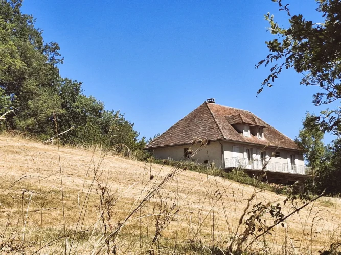 Spacious Family Home with 2 Hectares of Land, Extensive Outbuildings and Beautiful Countryside Views