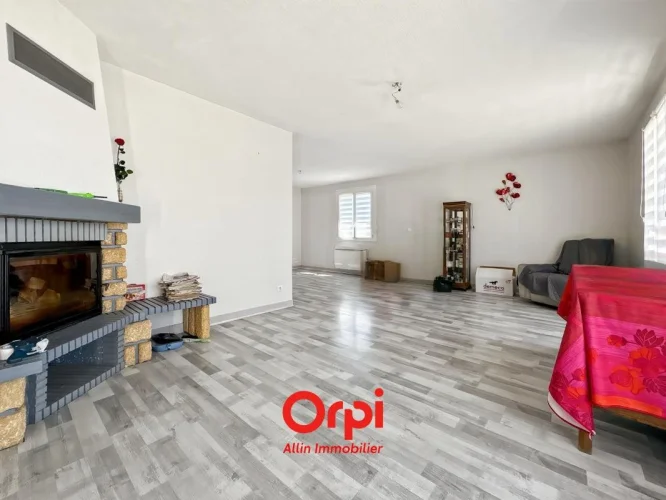 House with 4 Bedrooms in Domérat photo 5