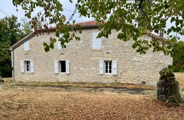 Stone Former Farmhouse in a Quiet Setting – 145 m² of Living Space with Great Potential