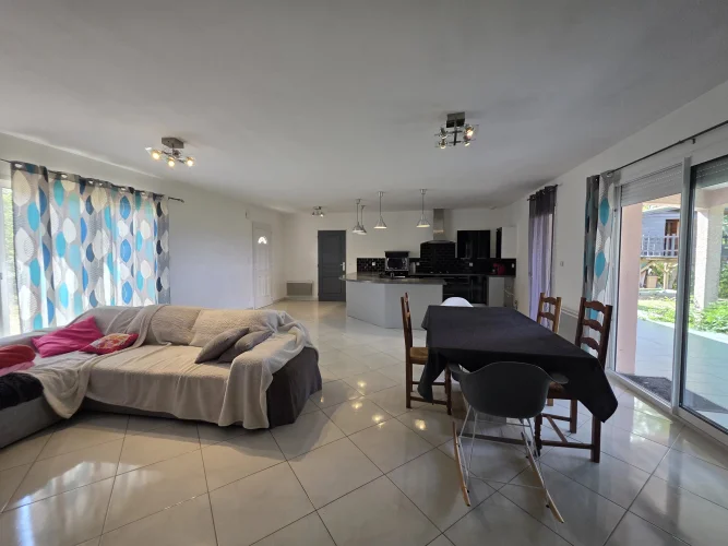 Light, Bright and Contemporary Rural Home photo 3