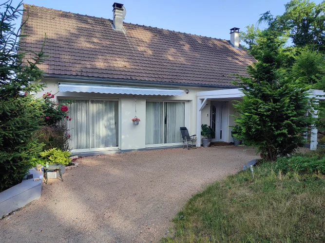 Modern House in an Elevated Position, Lovely Terrace, Unobstructed Views of the Lake & Direct Lake Access, Canoe, Ski, B…