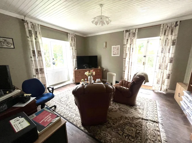 Spacious Village House with Large Garden and Parking photo 3