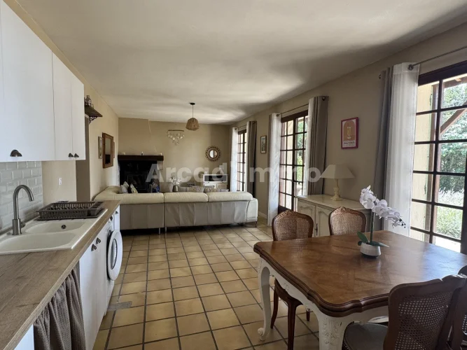A Lovely Single-Storey House, 4 Bedrooms and an Enclosed Garden. photo 4