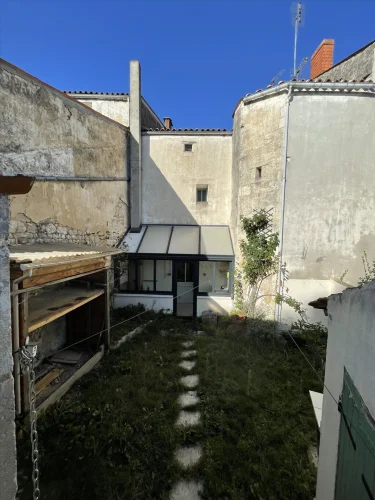 Characterful House with 2 Bedrooms and Garden in the Very Centre of Saint Savinien photo 2