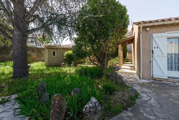 Carcassonne - Pierre Blanche - 3-Bedroom Villa 102m² (77m² Living) with Garden, Garage and Pac photo 3
