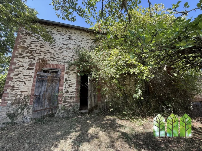 Between Bonnat and Aigurande – Renovation Project with Attached Barn, photo 5