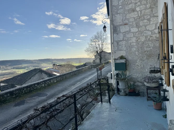Lauzerte. Stone Village House, Garden and Beautiful Views photo 3