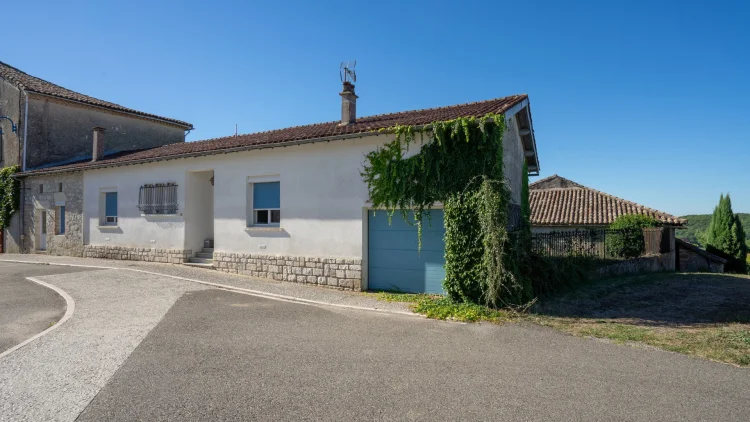 Village House of 138 m² to Renovate with its Garden of Approximately 350 m² photo 2