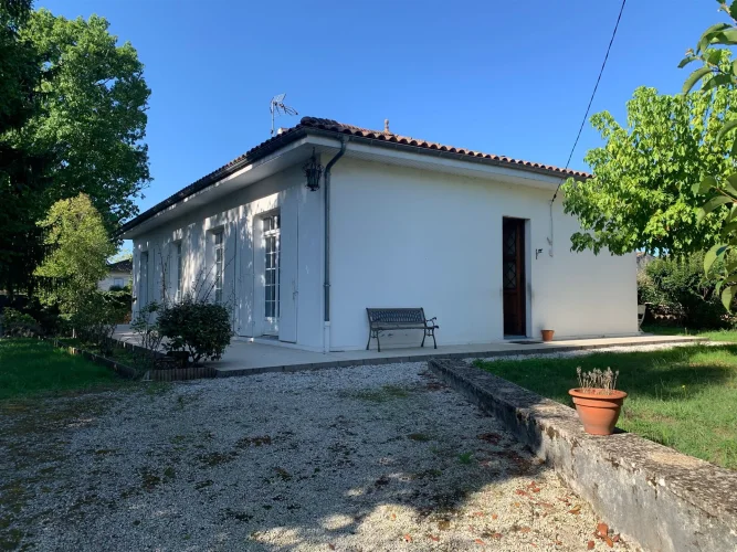 Exclusive Idb! Single-Story, 3-Bedroom House with Garden in the Heart of Sauveterre-De-Guyenne!