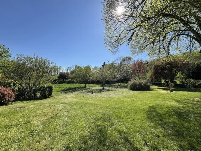 Detached stone house with large garden situated in a quiet location photo 2
