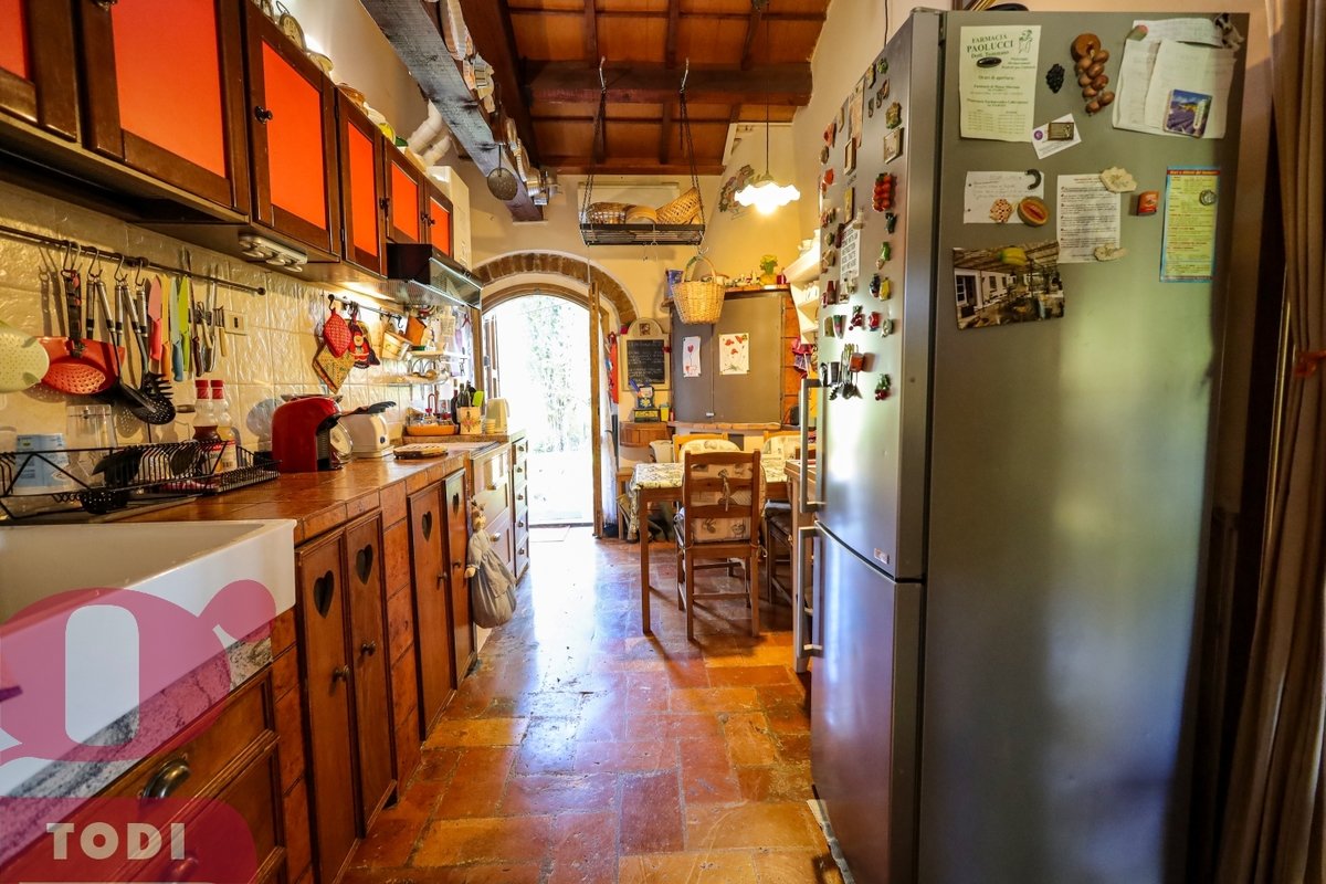 Property in Todi photo 3