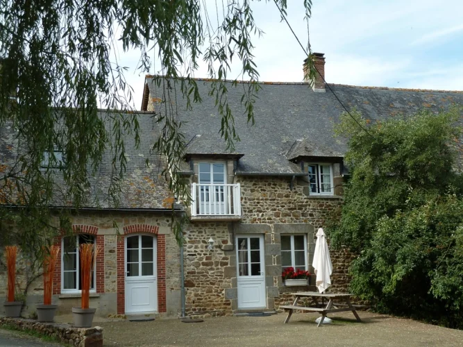 Tastefully Renovated 3 Bed Family Home Retaining Much Charm and Original Features. Stone Outbuilding. Very Large Outbu… photo 2