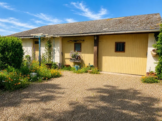 Charming Old House with a Wooded Garden photo 3