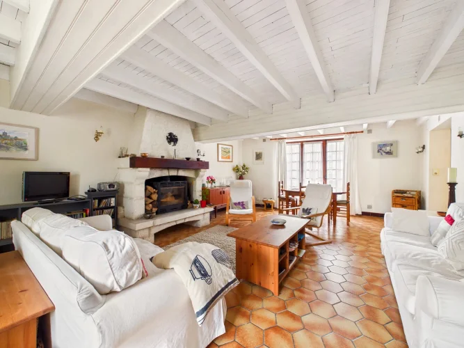 Spacious Four Bedroom Village Property. photo 3