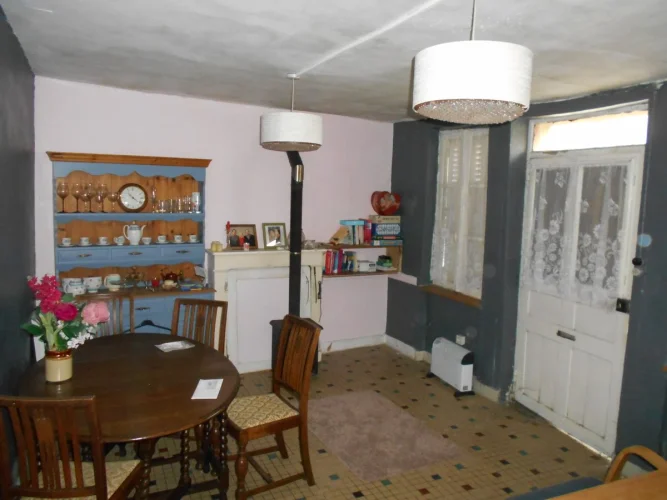 Town House Requiring Complete Renovation photo 3