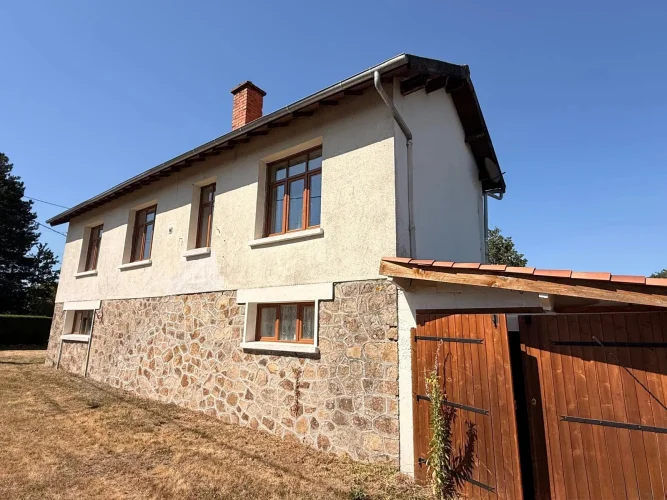 Detached Two Bedroom House Requiring Renovation Close to Saint-Junien Centre