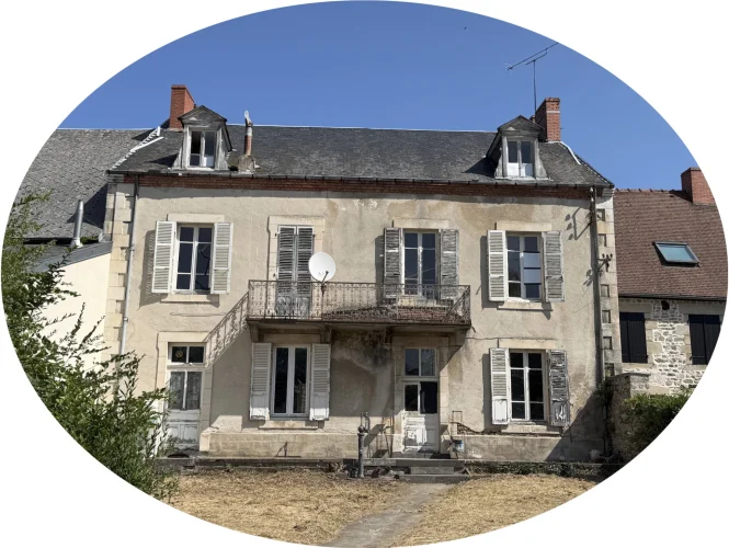 Auv 1227: Village House to Renovate, Garden, Garages and Bar