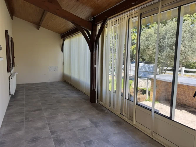 Lovely bungalow with covered pool photo 5