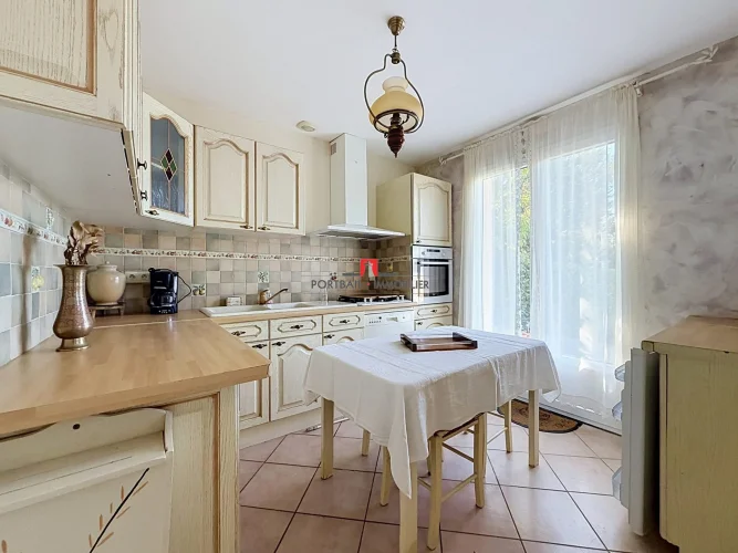 3-Bedroom House with Garden and Garage photo 5