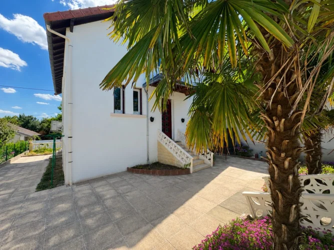 House in Perfect Condition with Pool