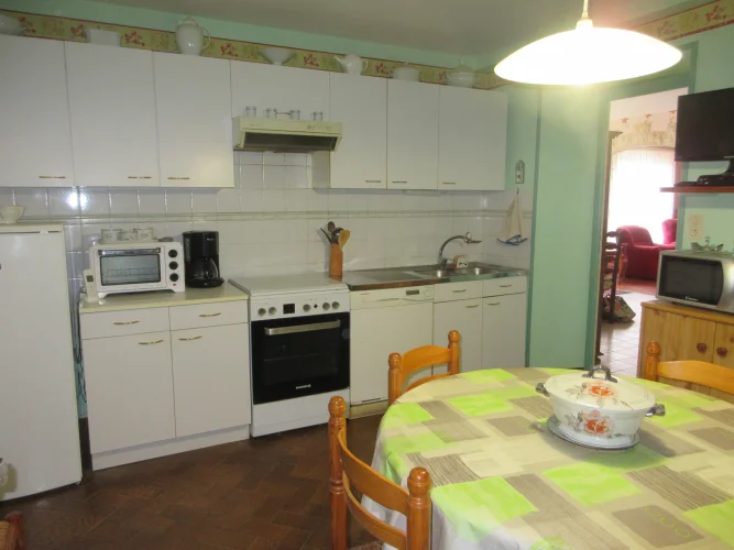 Spacious Property with a Showroom and 3 Garages! photo 4