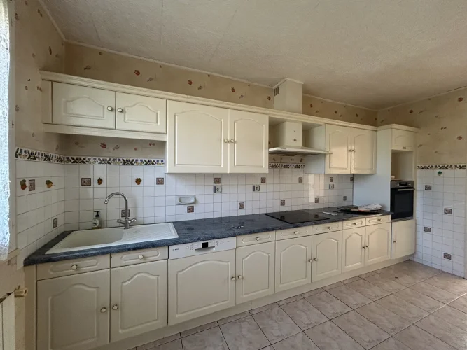 3-Bedroom Villa with Basement and Garage photo 4
