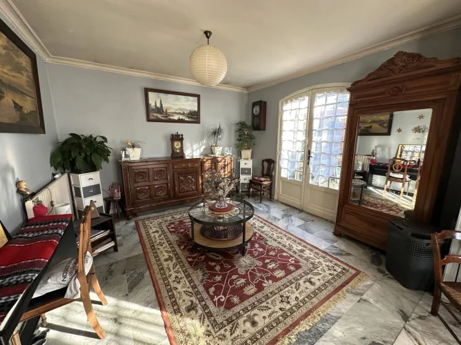 Charming 6-Bedroom Property with Park, Pool and River Access photo 4