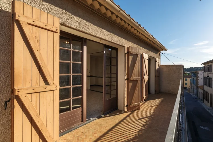 Carcassonne - Conques S/ Orbiel House to Renovate T4 191m² (107m²) with Patio, Terrace, and Large Ga