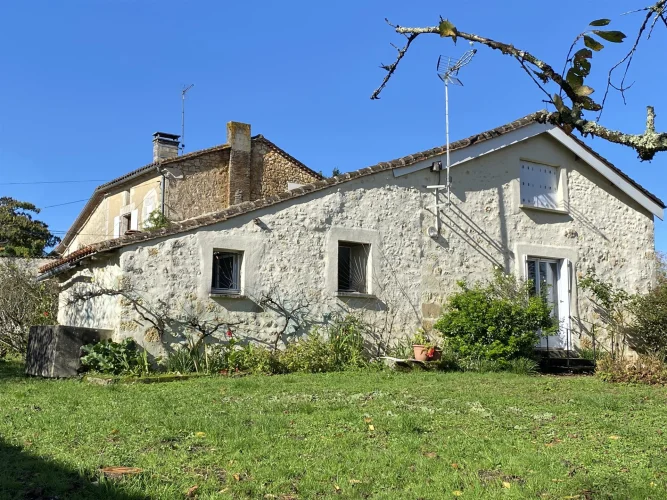 La Rochefoucauld Area Pretty Country House with 2 Barns and Garden