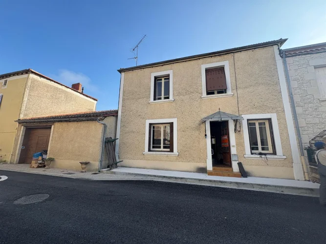 Townhouse with Outbuildings and 1000 m² of Land