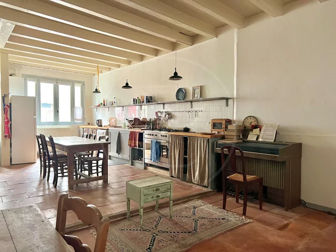 Beautiful Partly-Restored Townhouse photo 2