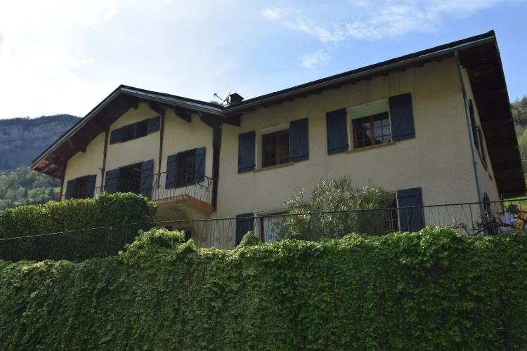 Detached House with Appartment and Land photo 3