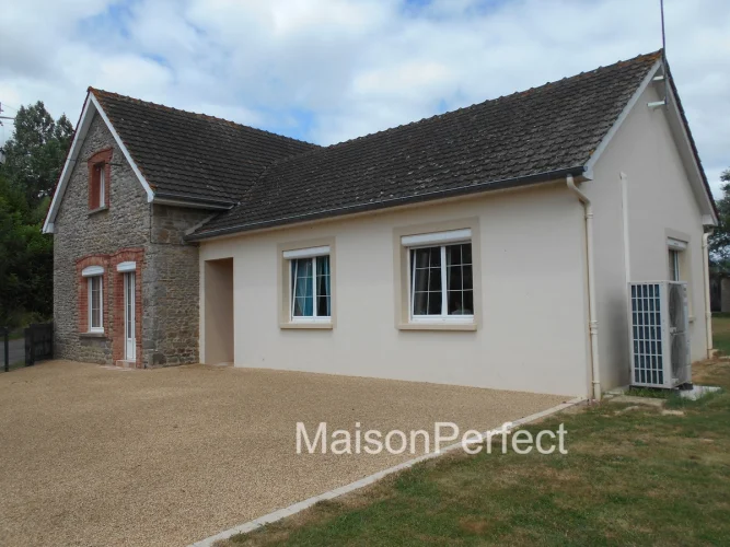 Impecably Maintained with Modern Fitments - Equestrian/Smallholding 5 Bed Property. Fully Fenced and Gated. Ample Priv…