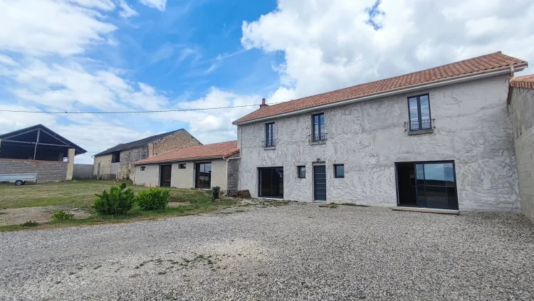 Spacious Renovated Family House in Loudun, 167 m²