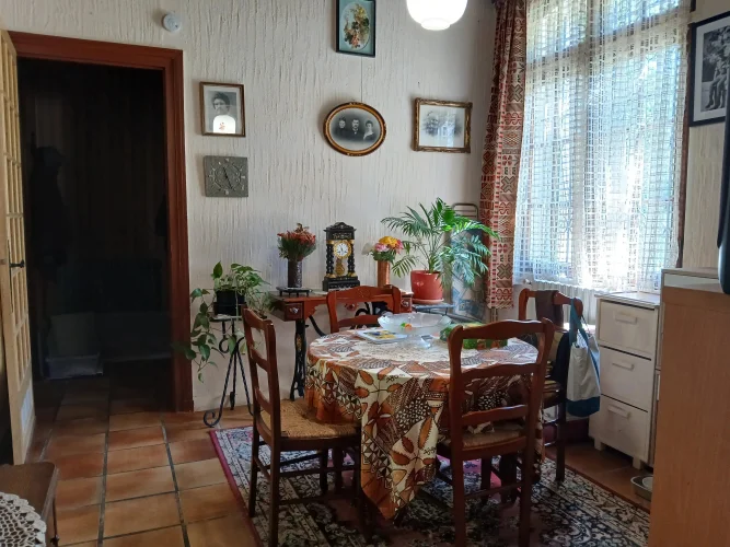 Spacious Family Home with Parkland Gardens photo 4