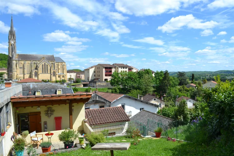 In the Heart of Fumel, Charming Semi-Detached House, Close to all Amenities. It Offers on the photo 2