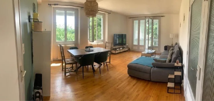 Discover this Spacious 1960s House with Great Potential, Located Near the Center of Le Bugue and the Vézère River, with … photo 3