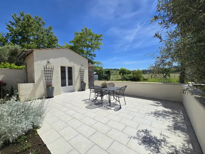 Beautifully Renovated 4-Bedroom Home with South-Facing Garden and Vineyard Views photo 2