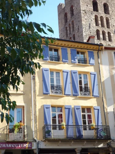 Spacious Town House on 4 Levels, in Charming Old Square.