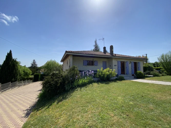 Four-Bedroom Village Property with Pool and Mature Gardens photo 3