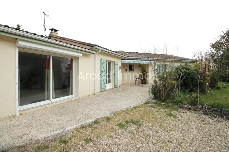 Contemporary Single-Storey House, 4 Bedrooms, Garage and Garden.