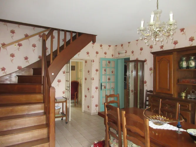 Spacious Property with a Showroom and 3 Garages! photo 3