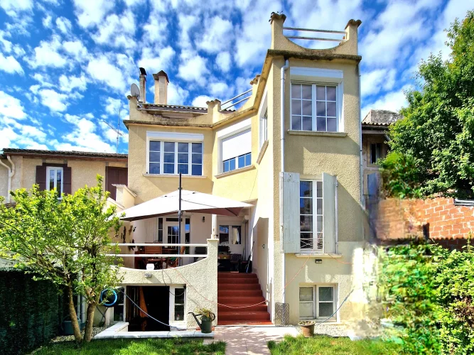 Substantial 4 Bed / 3 Bath Town House with Garden