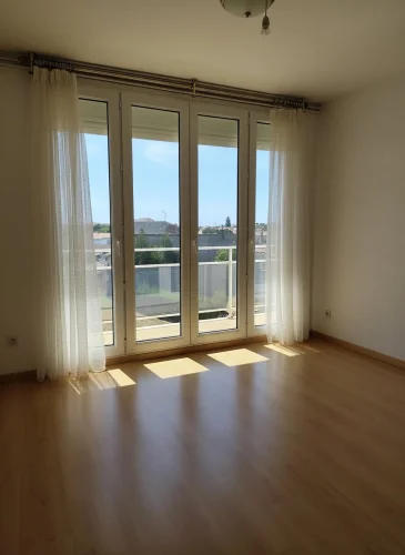 Spacious T4 Apartment of 73.2 m² with a Continuous Balcony + Cellar — Champlain District photo 5
