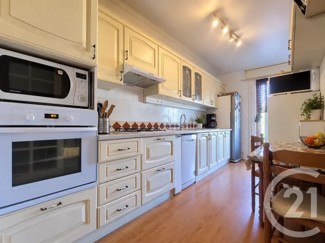 For Sale: Bright 4-Room Apartment with Balcony and Open View photo 5