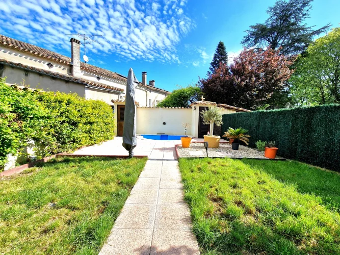 Substantial 4 Bed / 3 Bath Town House with Garden photo 2